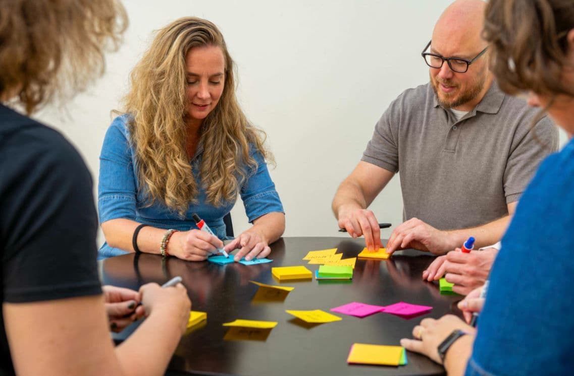 organisatie coaches aan tafel